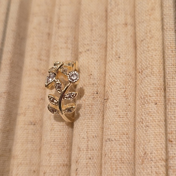FASHION JEWELRY SILVERTONE & GOLDTONE FLORAL RING SIZE 7 - Picture 2 of 12